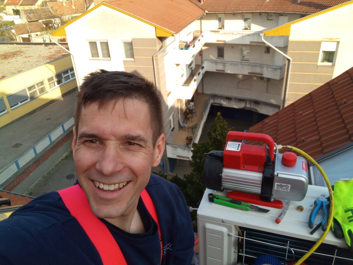 AIRB Klimatechnik – Geschäftsführer bei der Montage in Sopron